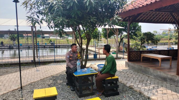 Briptu Revi Kunjungi Warga Masyarakat Rw 02 Desa Buaran Jati Sampaikan Pesan Kamtibmas