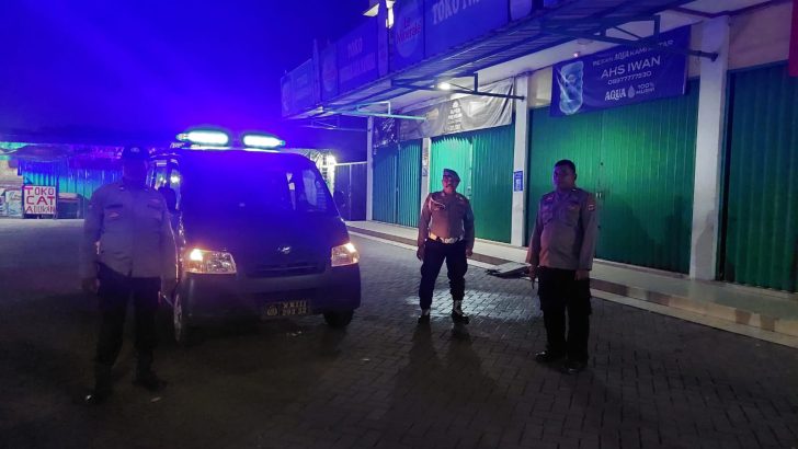 PATROLI DILAKSANAKAN OLEH PERSONIL PIKET GUNA MENCEGAH TERJADINYA KEJAHATAN