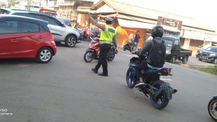 Ciptakan Kelancaran Lalu Lintas Kanit Lantas Polsek Pasar Kemis Laksanakan Gatur Lalin Pagi