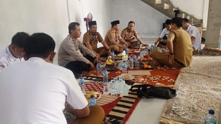Anggota Polsek Kresek lalukan Patroli Sambang di Desa, sebagai bentuk upaya pendekatan diri dengan masyarakat.