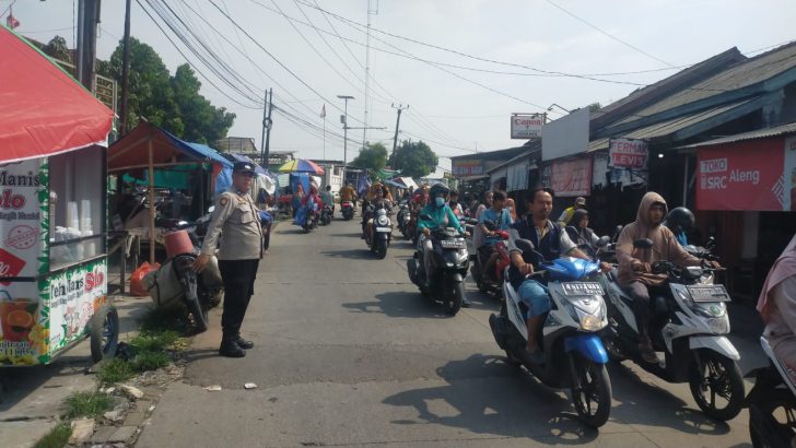 Demi kelancaran aktivitas masyarakat, Polsek Kresek Polres Kota Tangerang lakukan giat Gatur Lalin di pagi hari. 