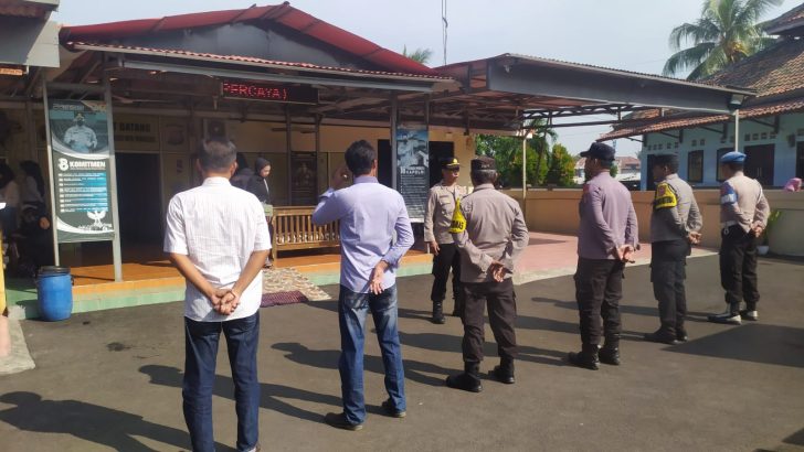 Mengawali tugas rutin, Kanit Binmas Polsek Kresek pimpin Apel Pagi di halaman Mapolsek Kresek.