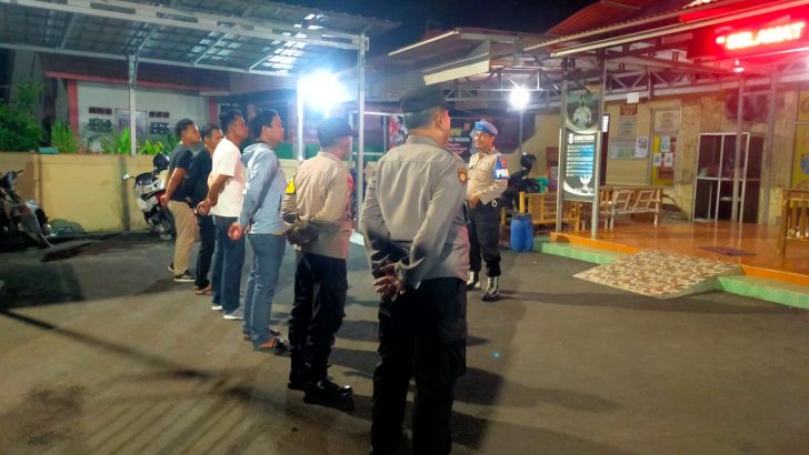 Melanjutkan tugas rutin, Pawas Polsek Kresek pimpin Apel Malam di halaman Mapolsek Kresek.