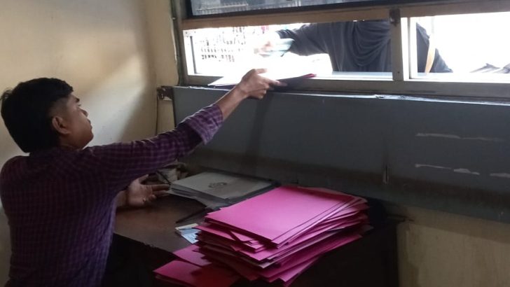Anggota Polsek Pasar Kemis Memberikan Pelayanan SKCK kepada masyarakat