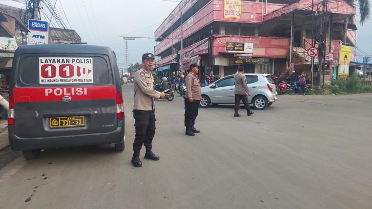 Antisipasi Kemacetan Sore hari, Personil Polsek Pasar Kemis Melaksanakan Pengaturan Lalu Lintas.