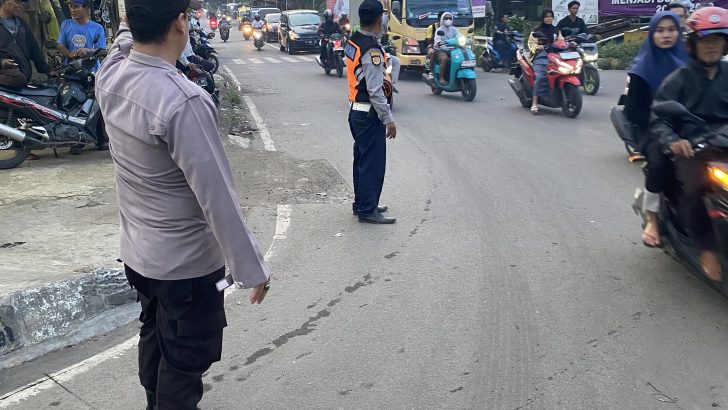 Anggota Polsek Rajeg Malaksanakan Strong Point Di Lampu Merah Kukun Kec Rajeg