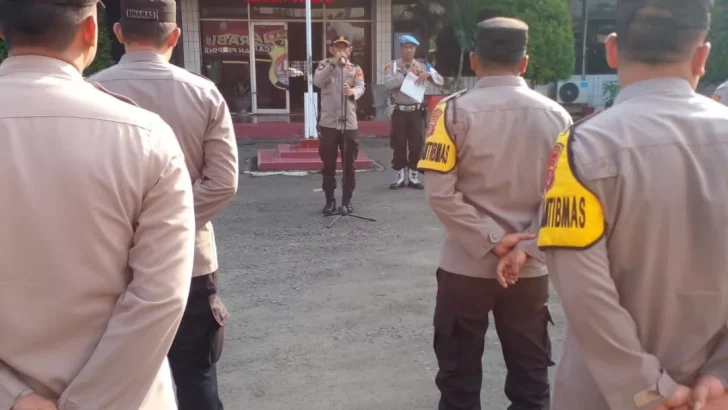 Wakapolsek Balaraja Pimpin Apel Pagi berikan arahan di Mako Polsek Balaraja