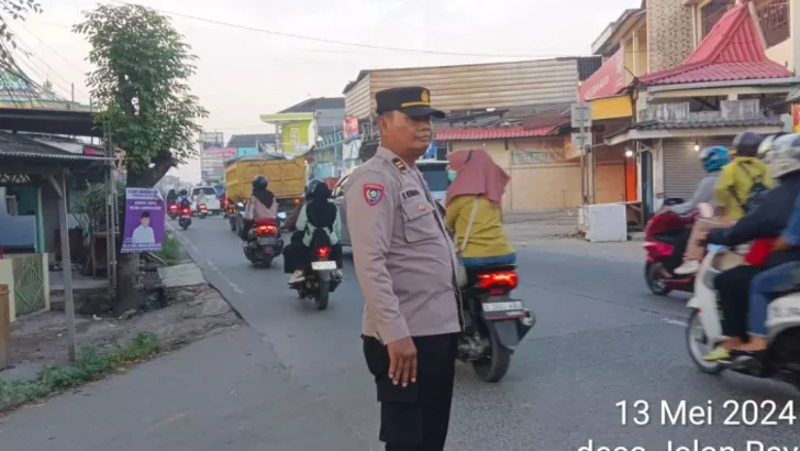 Kanit Binmas Polsek Balaraja IPTU BAMBANG.H turun ke jalan wujud nyata Pelayanan Masyarakat