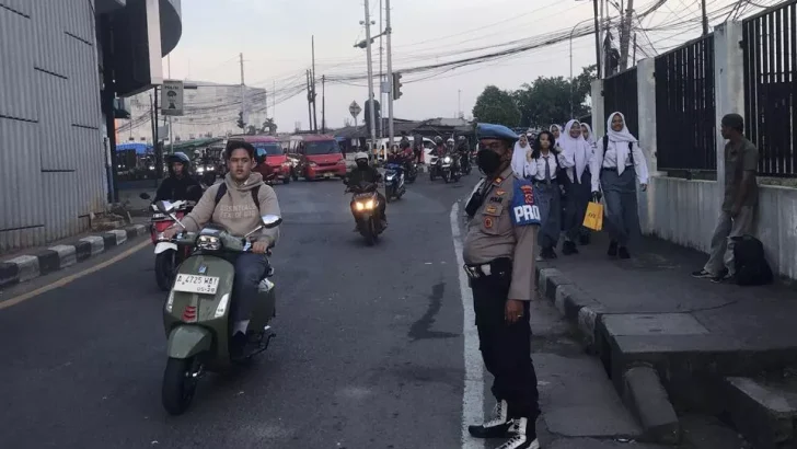 Kanit Provost Polsek Balaraja ANDI SUHENDRA turun ke jalan Protap Pagi wujud nyata Pelayanan Masyarakat