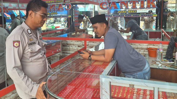 Menjaga Harkamtibmas aktivitas masyarakat, Polsek Kresek lakukan Patroli Mobile di Pasar Kresek.