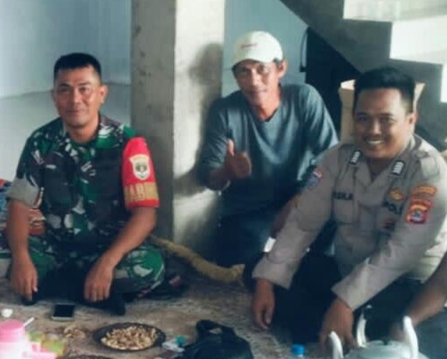 Pak Bhabin dan Babinsa kunjungi warga di Desa dalam rangka menjalin Sinergitas TNI-Polri dengan warga di Desa