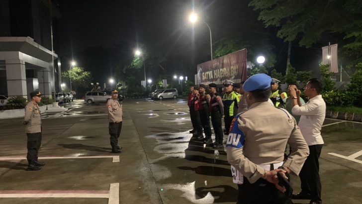 SIPROPAM MELAKSANAKAN PENGECEKAN APEL MALAM PIKET FUNGSI POLRESTA TANGERANG