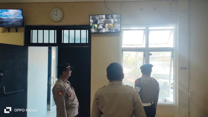 PENGECEKAN PAGI PADA CCTV RUANG TAHANAN POLRESTA TANGERANG OLEH PIKET SIPROPAM POLRESTA TANGERANG