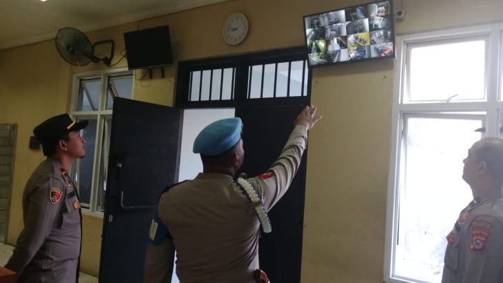 PENGECEKAN PAGI PADA CCTV RUANG TAHANAN POLRESTA TANGERANG OLEH PIKET SIPROPAM POLRESTA TANGERANG