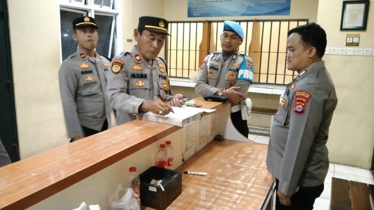 PENGECEKAN MALAM PADA BUKU MUTASI PETUGAS JAGA RUANG TAHANAN OLEH ANGGOTA SIPROPAM