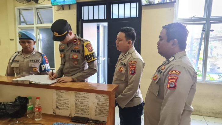 PENGECEKAN PAGI PADA BUKU MUTASI PETUGAS JAGA RUANG TAHANAN OLEH ANGGOTA SIPROPAM