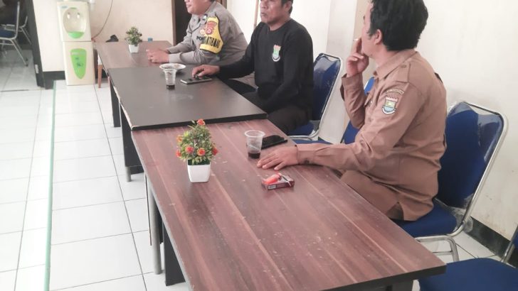 Bhabinkamtibmas polsek rajeg melaksanakan kegiatan sambang kepada masyarakat