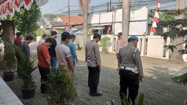 Personil polsek rajeg melaksanakan kegiatan rutin apel pagi