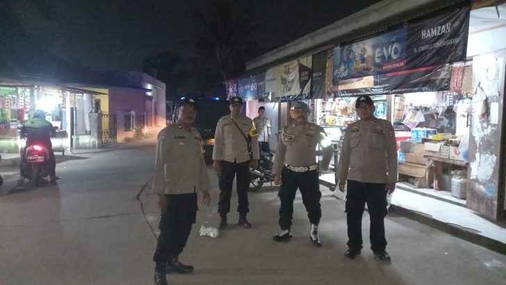 Personil polsek rajeg antisipasi gangguan kamtibmas dengan melakukan patroli mobile