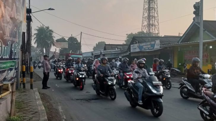 Personil polsek rajeg melaksanakan kegiatan rutin strong point pengaturan arus lalu lintas