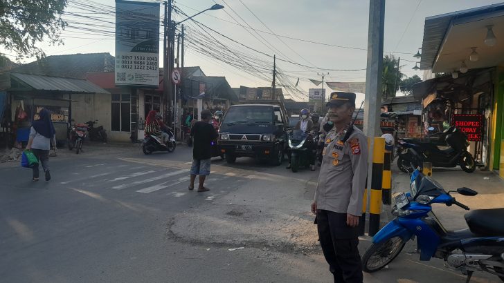 Cegah kemacetan Kanit Bimas Iptu sularjo dan Briptu Yodi Melaksanakan Kegiatan pengaturan lalu lintas di Perempatan Kukun