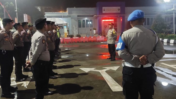 SIPROPAM MELAKSANAKAN PENGECEKAN APEL MALAM PIKET FUNGSI POLRESTA TANGERANG