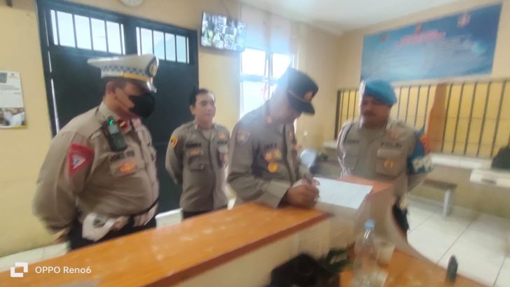 PENGECEKAN PAGI PADA BUKU MUTASI PETUGAS JAGA RUANG TAHANAN OLEH ANGGOTA SIPROPAM