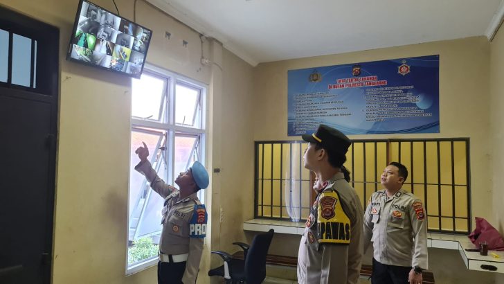 PENGECEKAN PAGI PADA CCTV RUANG TAHANAN POLRESTA TANGERANG OLEH PIKET SIPROPAM POLRESTA TANGERANG