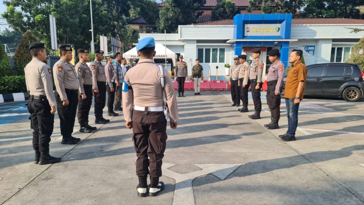 PIKET SIPROPAM POLRESTA TANGERANG MELAKSANAKAN PENGAWASAN SERAH TERIMA TUGAS PIKET