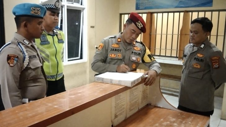 PENGECEKAN MALAM PADA BUKU MUTASI PETUGAS JAGA RUANG TAHANAN OLEH ANGGOTA SIPROPAM