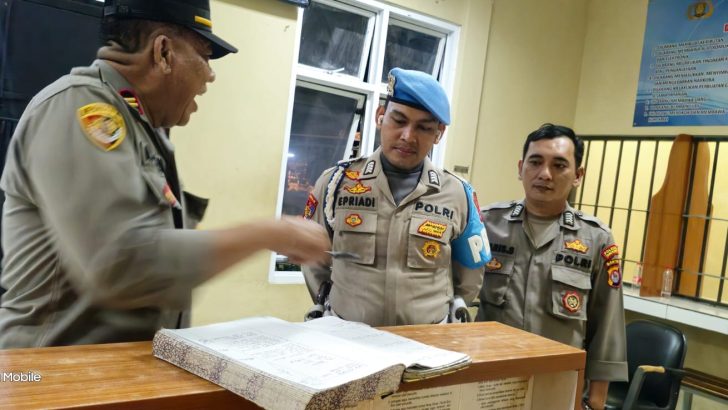 PENGECEKAN MALAM PADA BUKU MUTASI PETUGAS JAGA RUANG TAHANAN OLEH ANGGOTA SIPROPAM