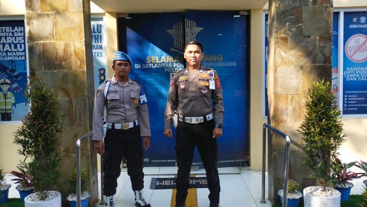 PENGECEKAN MASYARAKAT PEMOHON SIM DI GEDUNG SAT LANTAS POLRESTA TANGERANG OLEH PIKET SIPROPAM DAN SAT LANTAS POLRESTA TANGERANG