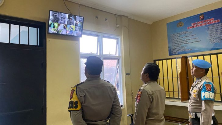 PENGECEKAN PAGI PADA CCTV RUANG TAHANAN POLRESTA TANGERANG OLEH PIKET SIPROPAM POLRESTA TANGERANG