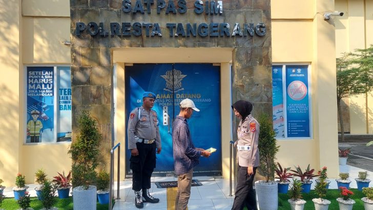 PENGECEKAN MASYARAKAT PEMOHON SIM DI GEDUNG SAT LANTAS POLRESTA TANGERANG OLEH PIKET SIPROPAM DAN SAT LANTAS POLRESTA TANGERANG
