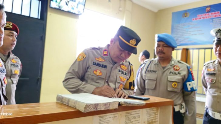 PENGECEKAN PAGI PADA BUKU MUTASI PETUGAS JAGA RUANG TAHANAN OLEH ANGGOTA SIPROPAM