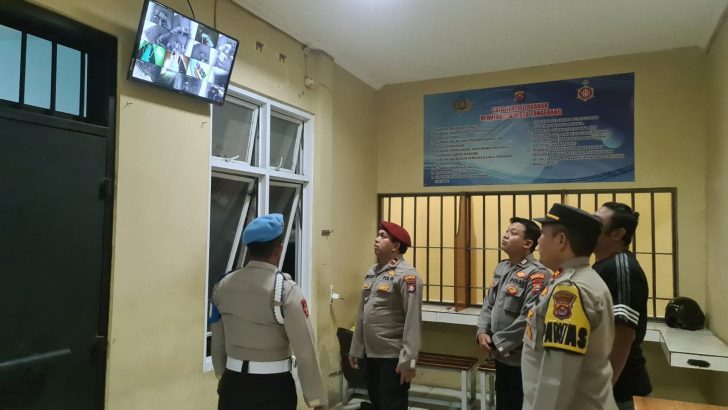 PENGECEKAN MALAM PADA CCTV RUANG TAHANAN POLRESTA TANGERANG OLEH PIKET SIPROPAM POLRESTA TANGERANG