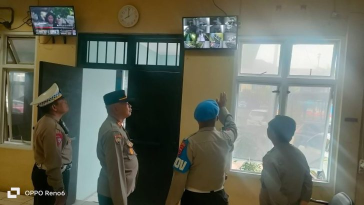 PENGECEKAN PAGI PADA CCTV RUANG TAHANAN POLRESTA TANGERANG OLEH PIKET SIPROPAM POLRESTA TANGERANG
