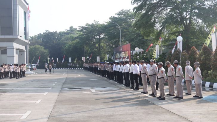 ANGGOTA SIPROPAM MELAKUKAN PENGECEKAN ANGGOTA PADA APEL PAGI POLRESTA TANGERANG 