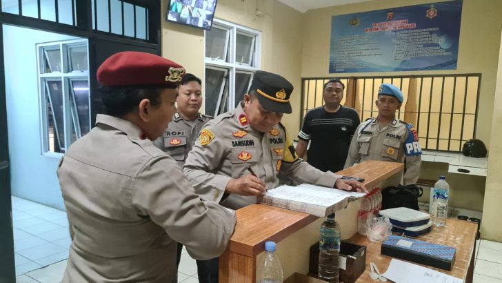 PENGECEKAN MALAM PADA BUKU MUTASI PETUGAS JAGA RUANG TAHANAN OLEH ANGGOTA SIPROPAM