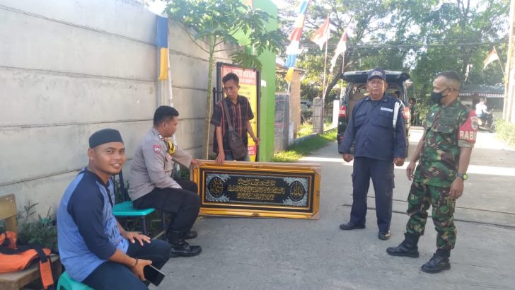 Binamas dan Babinsa Desa Mekarsari melaksanakan sambang ke masyarakat untuk ciptakan suasana aman dan tentram