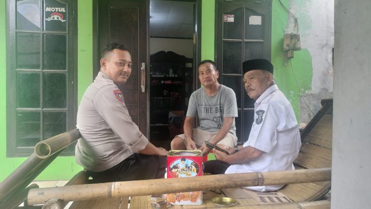 Sambangi Ketua Rw Bhabinkamtibmas Polsek Pasar Kemis Berikan Himbauan Kamtibmas