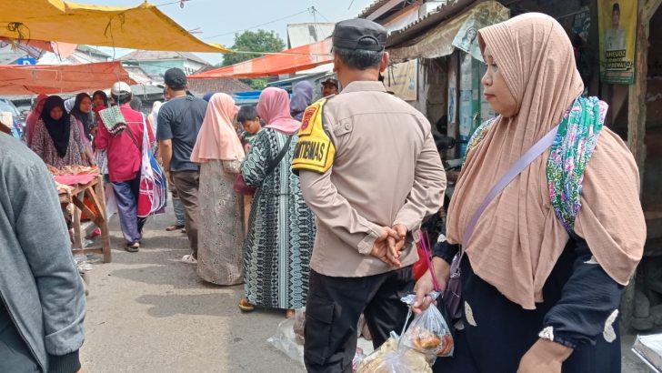 Menjaga Harkamtibmas aktivitas masyarakat, Polsek Kresek lakukan Patroli Mobile di Pasar Kresek.
