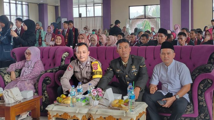 Bhabinkamtibmas Hadiri Undangan Perpisahan Siswa SMPN 7 Pasar Kemis