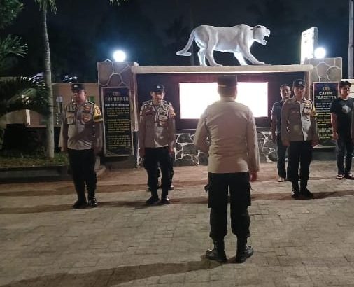 Personil Polsek Mauk Polresta Tangerang Polda Banten Melaksanakan Apel Malam Di Halaman Mako Polsek Mauk