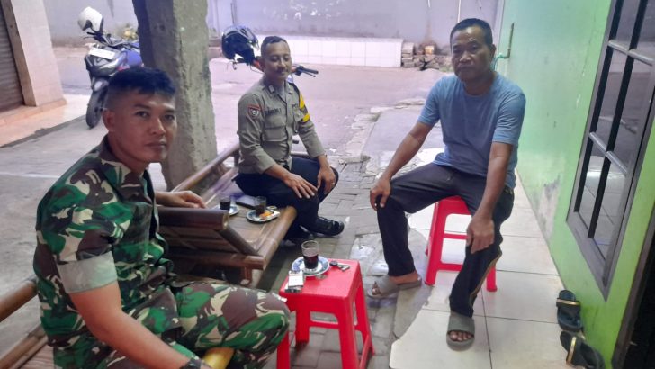Bhabinkamtibmas Bersama Babinsa Bersinergi Sambang DDS Warga Kampung Kebon Kelapa