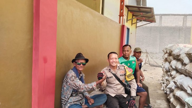 Bhabinkamtibmas desa jambu karya sambang ke warga memberikan edukasi dan himbahuan