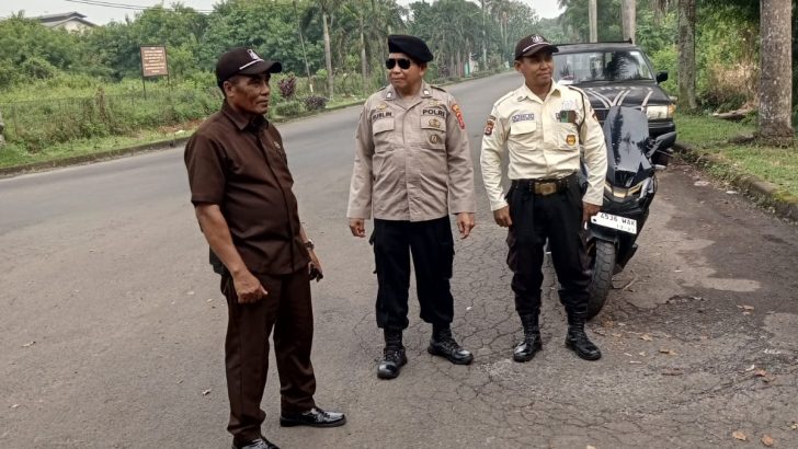 Personil Sat Pamobvit Polresta Tangerang bersama Security KIPC melaksanakan patroli dialogis di jl.Talagamas Raya kawasan Cikupamas Ds.Talaga Cikupa Kab.Tangerang