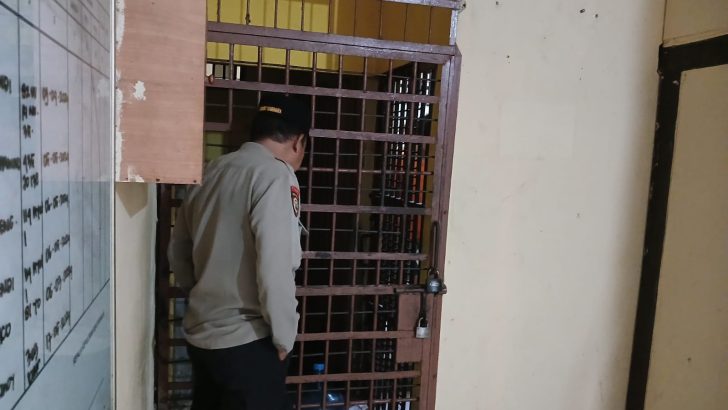 Personil Polsek Mauk Polresta Tangerang Polda Banten Pengecekan Ruang Tahanan Pada Malam Hari