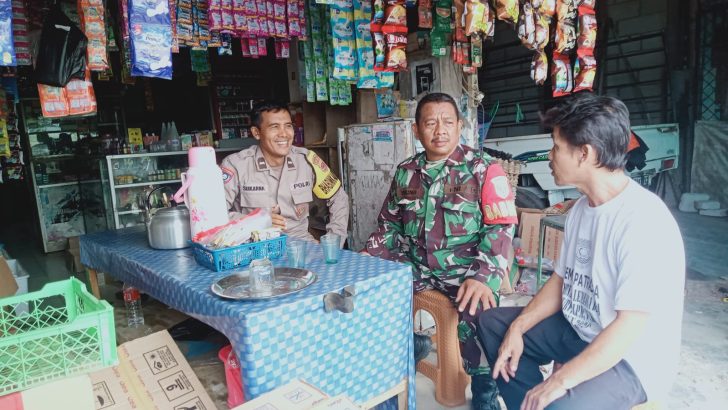 Pak Bhabin dan Babinsa kunjungi warga di Desa dalam rangka menjalin Sinergitas TNI-Polri dengan warga di Desa