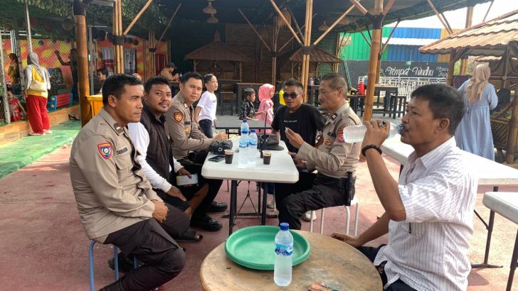 Anggota Polsek Kresek lalukan Patroli Sambang di Desa, sebagai bentuk upaya pendekatan diri dengan masyarakat.